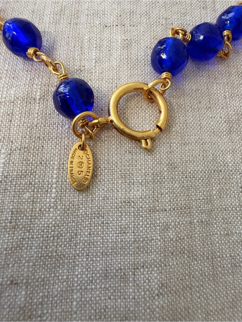 💙Vintage CHANEL Cobalt Blue Beaded CC Drop Necklace with Gold-Tone Chain✨ - Picture 4 of 5